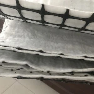 Kompozīts ģeorežģis ar ģeotekstilu